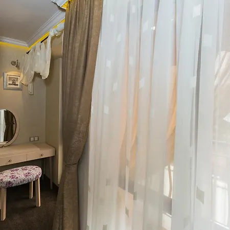 8 1/2 Art Guest house 3*