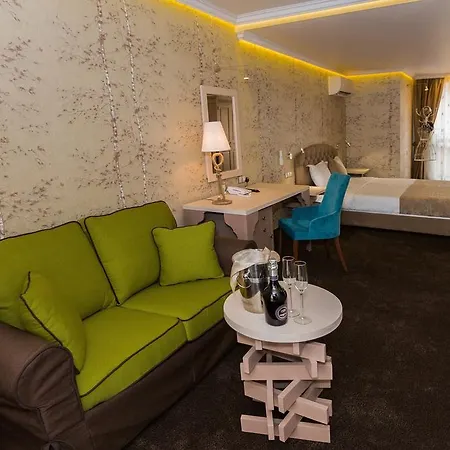 8 1/2 Art Guest house