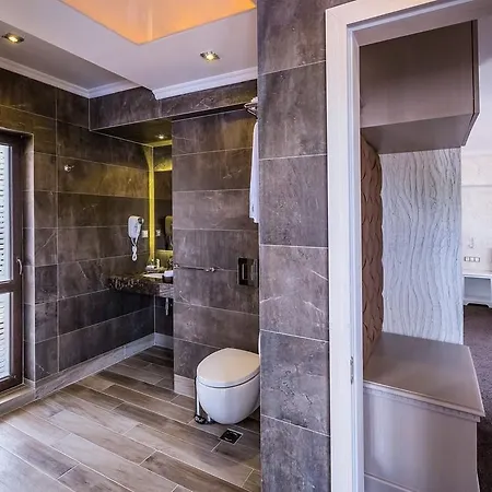 8 1/2 Art Pensión 3*